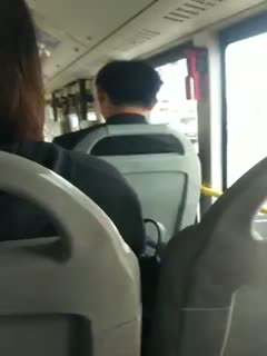 公交車上變態男外射黑衣妹子